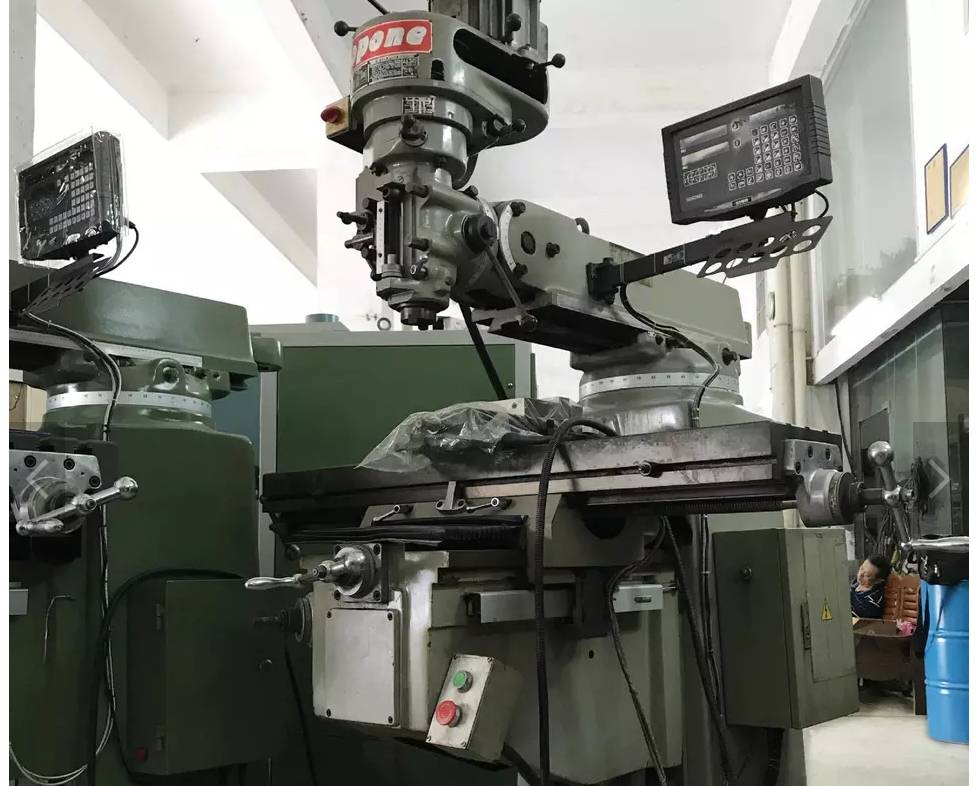 Factory Supply Vertical Horizontal Turret Type Universal Used CNC Milling Machine Machinery, Tools, & Furniture Factory Supply Vertical Horizontal Turret Type Universal Used CNC Milling Machine Machinery, Tools, & Furniture